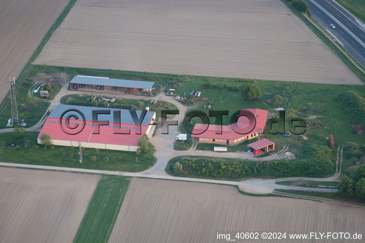 Vue aérienne de Cour de poulet à Erlenbach bei Kandel dans le département Rhénanie-Palatinat, Allemagne