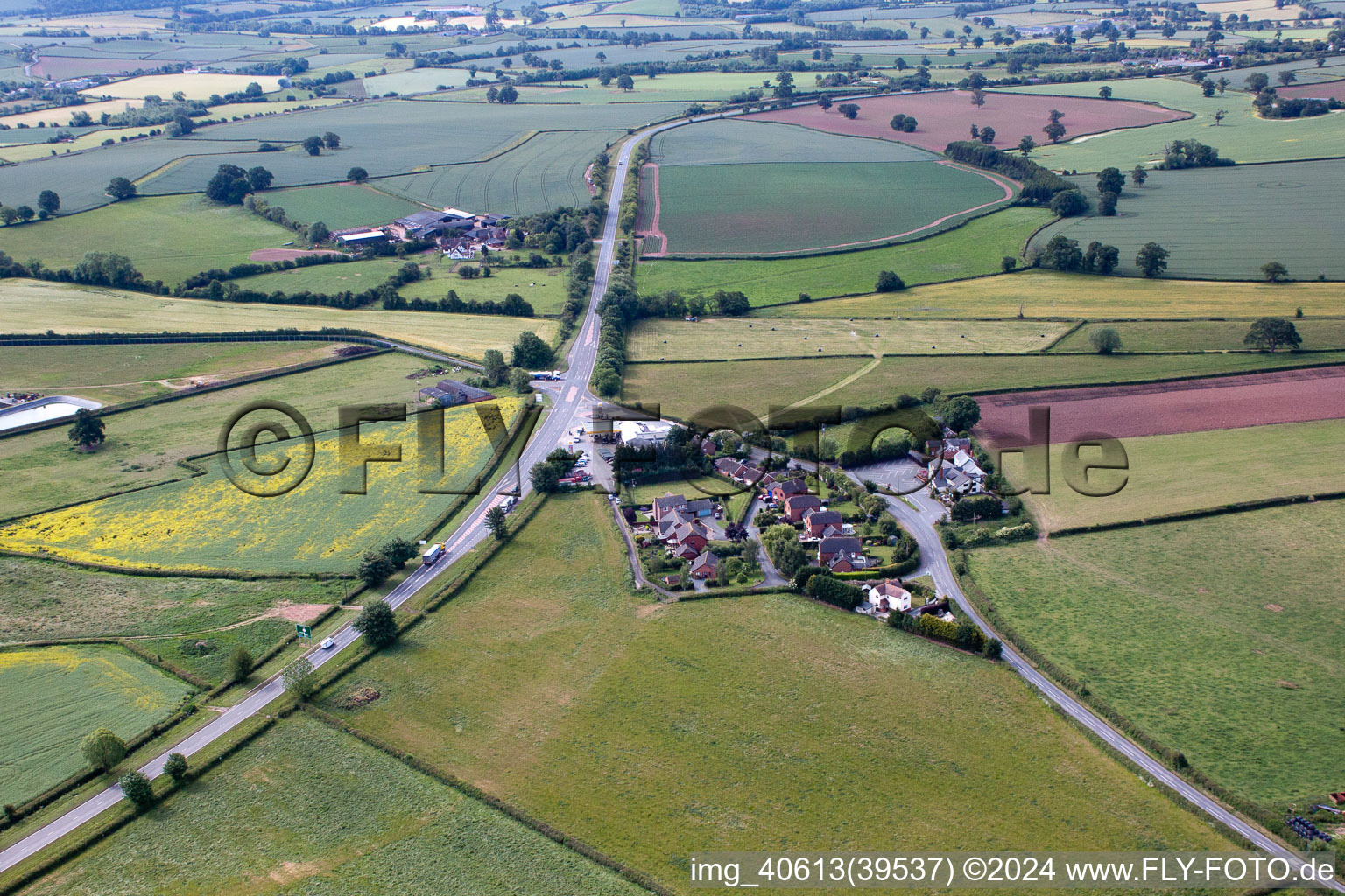 Vue aérienne de Station-service et point de retournement en raison de l'approche des orages à Thruxton dans le département Angleterre, Grande Bretagne