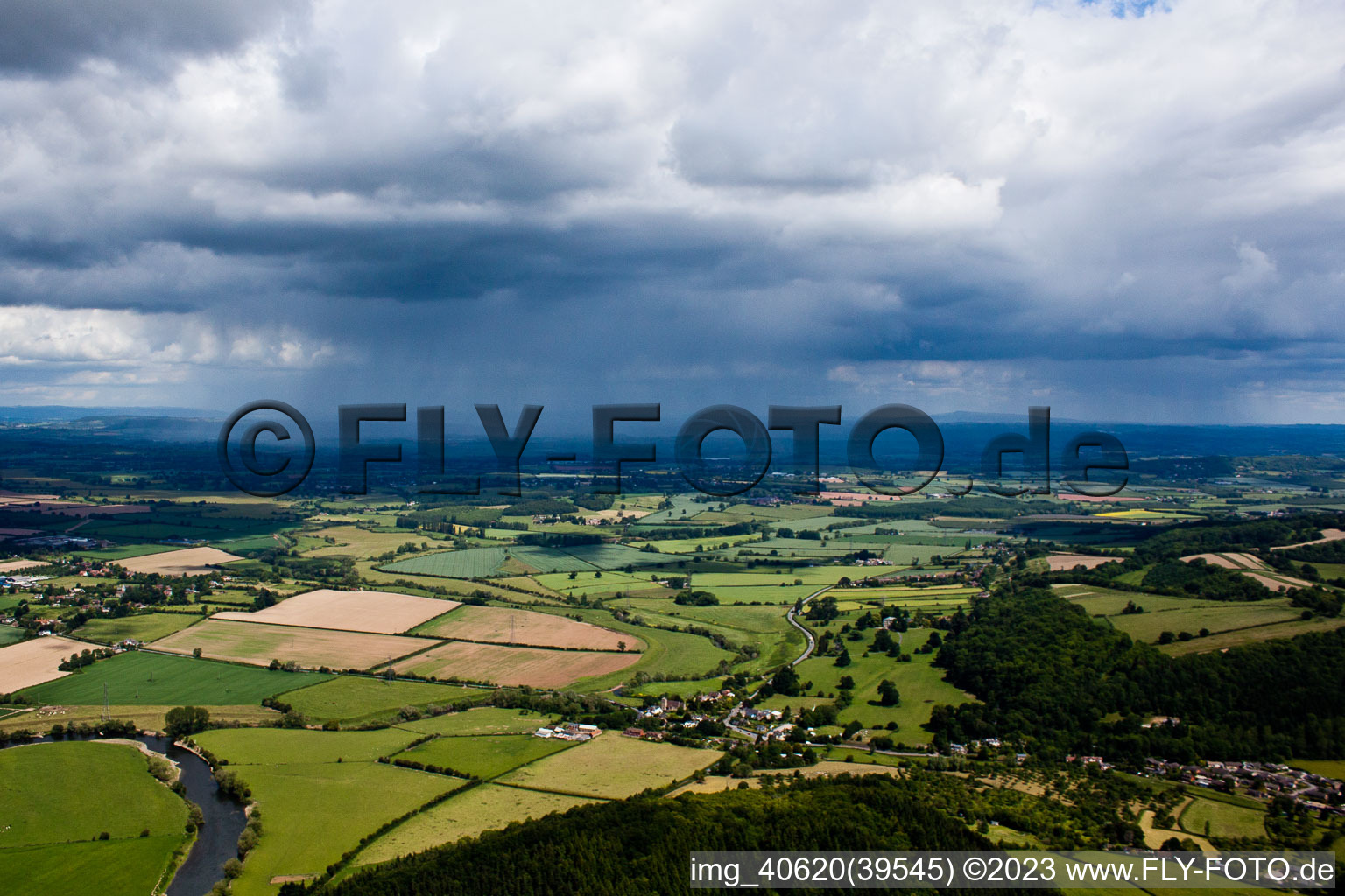 Vue aérienne de Averses de pluie dans le NE à Mordiford dans le département Angleterre, Grande Bretagne