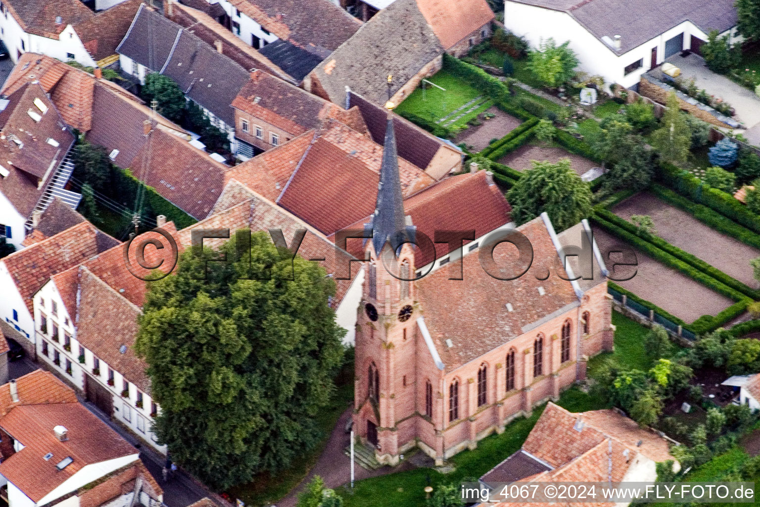 Vue aérienne de Bâtiment d'église au centre du village à Birkweiler dans le département Rhénanie-Palatinat, Allemagne