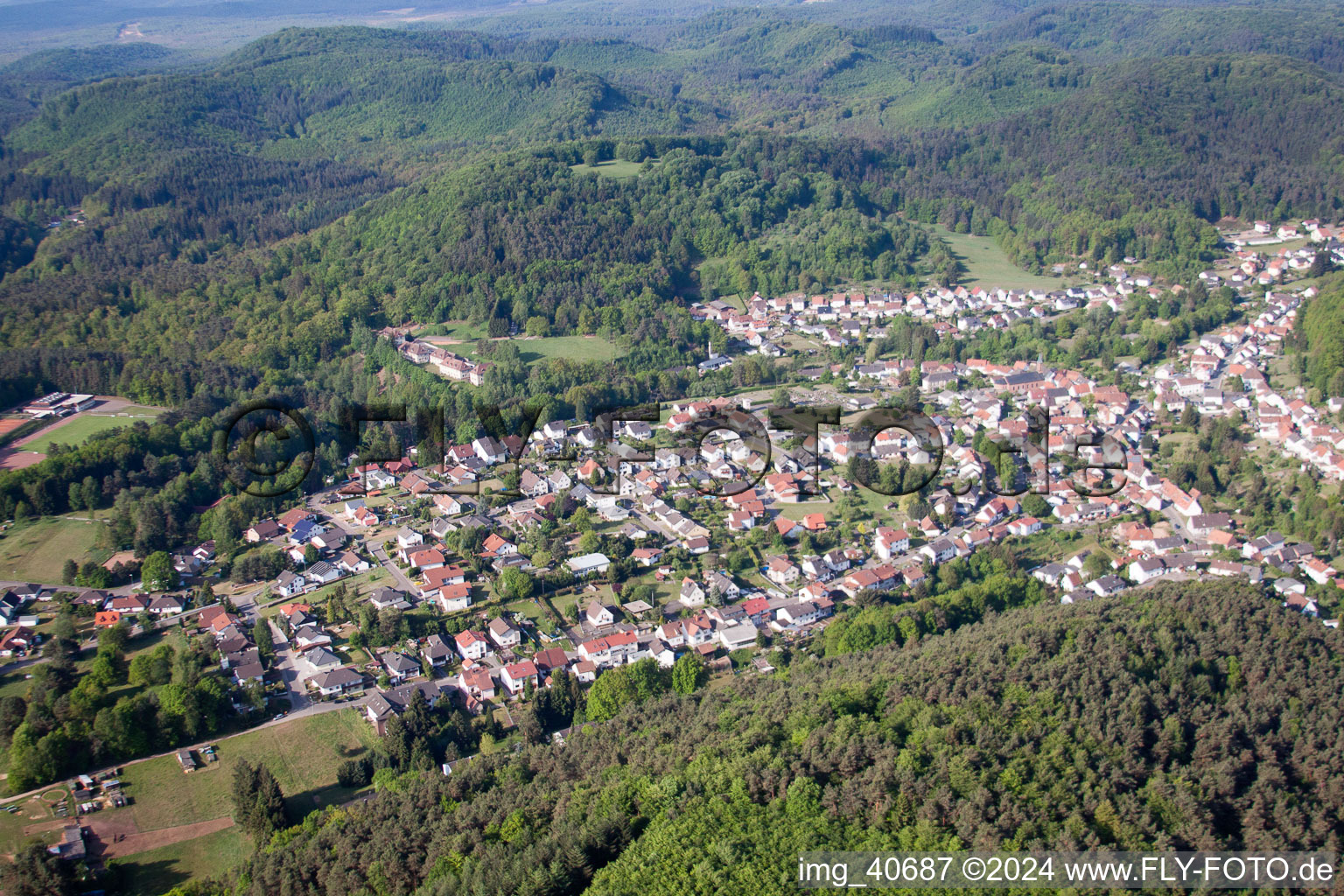 Vue aérienne de Vue sur le village à Eppenbrunn dans le département Rhénanie-Palatinat, Allemagne