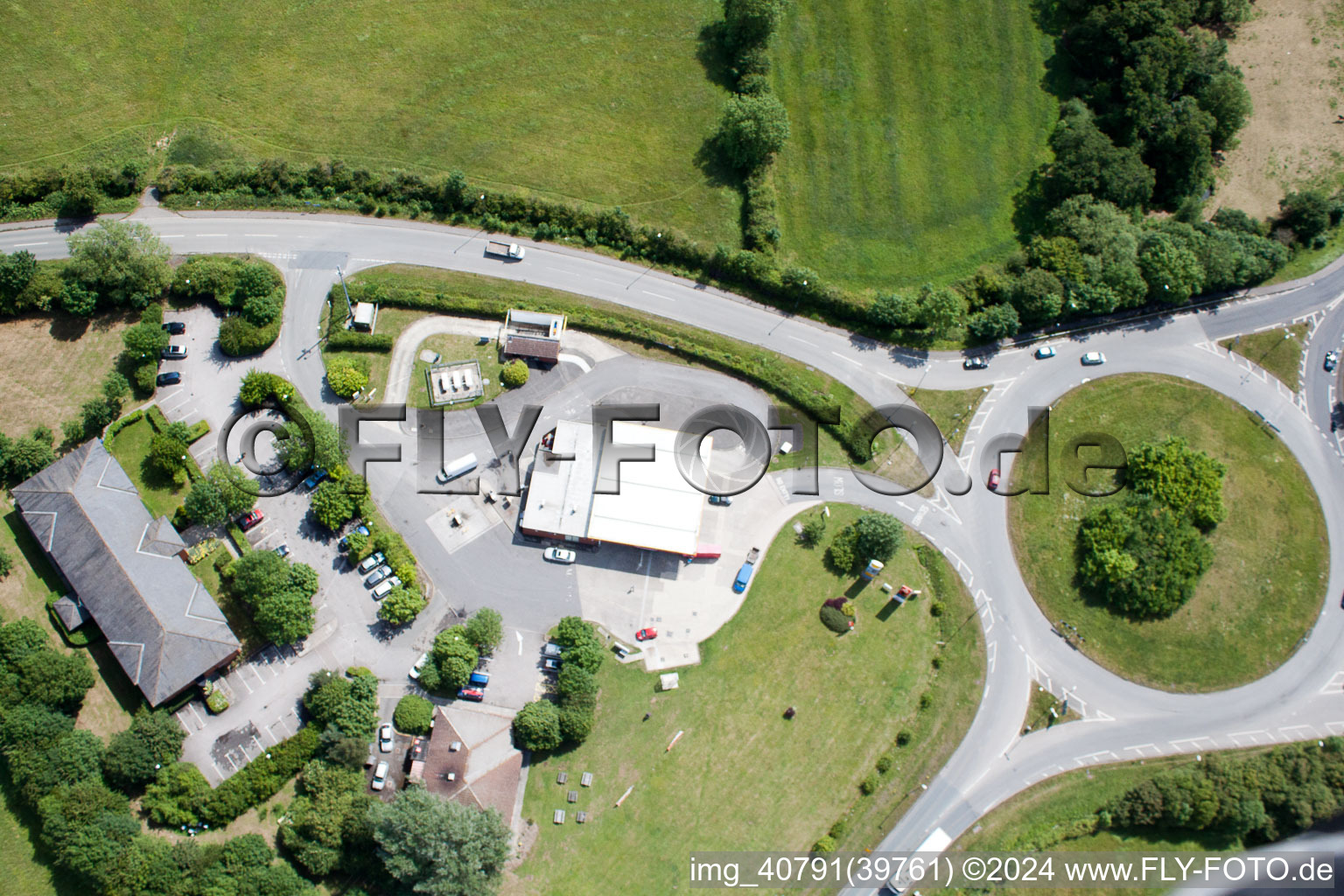 Vue aérienne de Pause carburant et petit-déjeuner à Eastington à Eastington dans le département Angleterre, Grande Bretagne