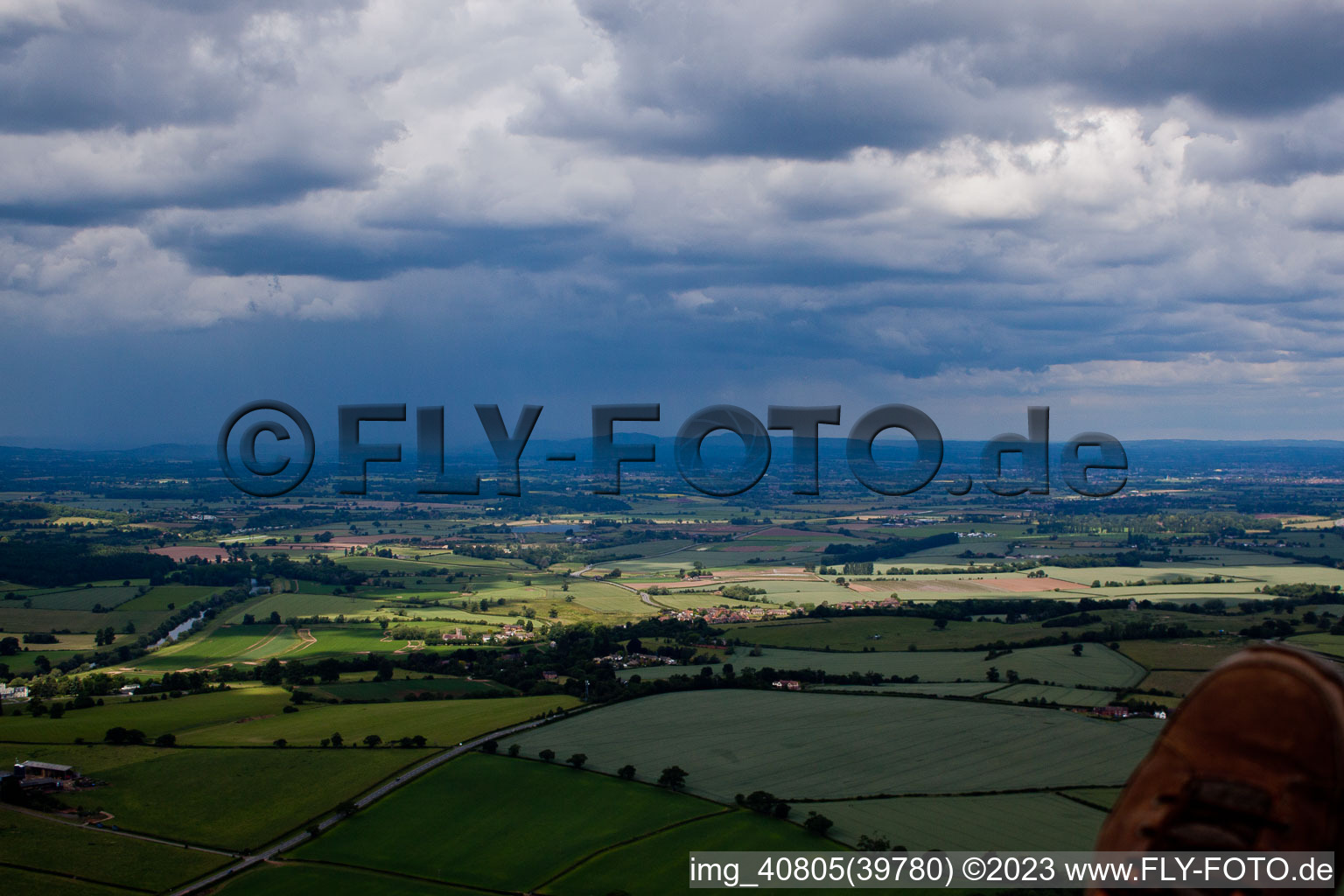Vue aérienne de Nuages de pluie devant sur la gauche à Ripple dans le département Angleterre, Grande Bretagne