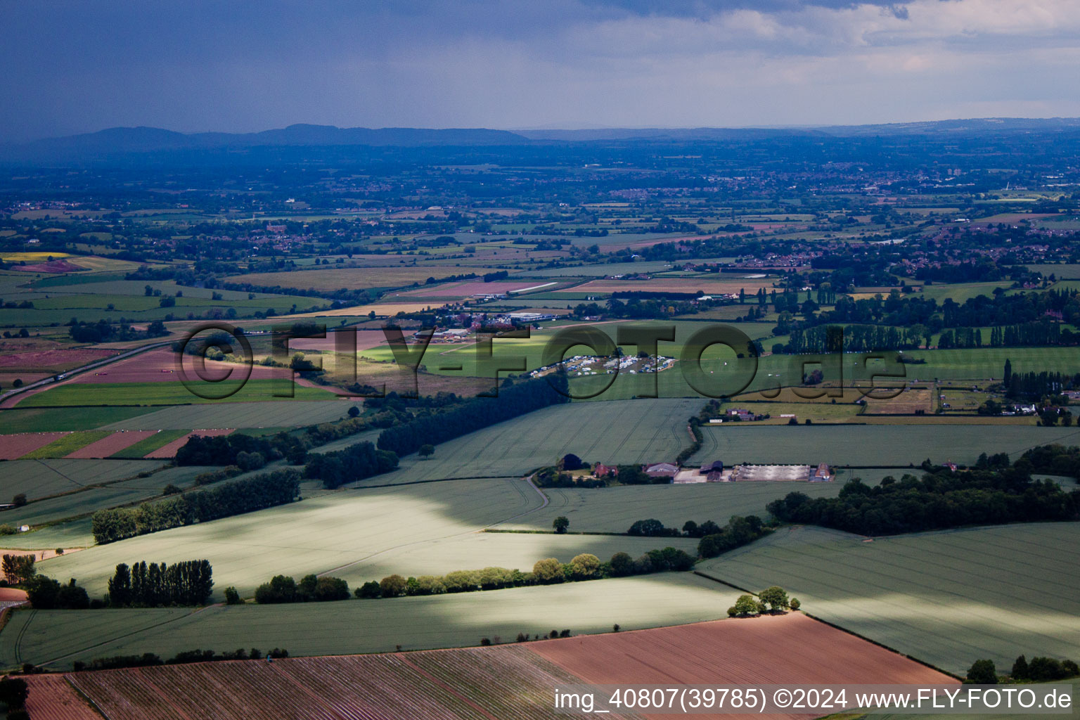 Vue aérienne de Retour au camp juste avant la pluie à Severn Stoke dans le département Angleterre, Grande Bretagne