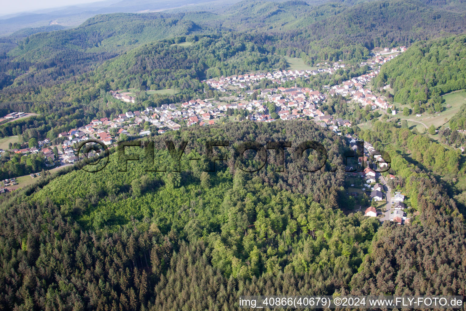 Vue aérienne de Vallée de Mühlbachtal à Eppenbrunn dans le département Rhénanie-Palatinat, Allemagne