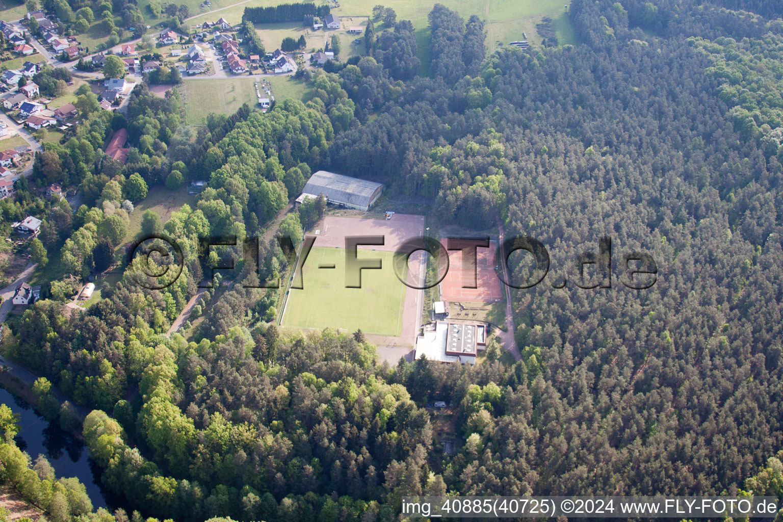 Vue aérienne de Terrain de sport à Eppenbrunn dans le département Rhénanie-Palatinat, Allemagne