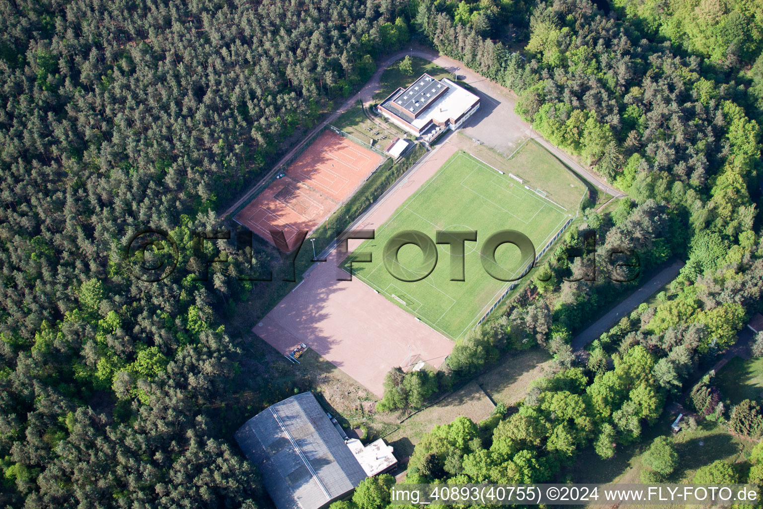 Vue oblique de Terrain de sport à Eppenbrunn dans le département Rhénanie-Palatinat, Allemagne