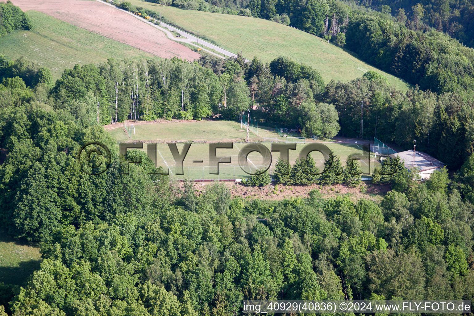 Terrain de sport à Eppenbrunn dans le département Rhénanie-Palatinat, Allemagne hors des airs