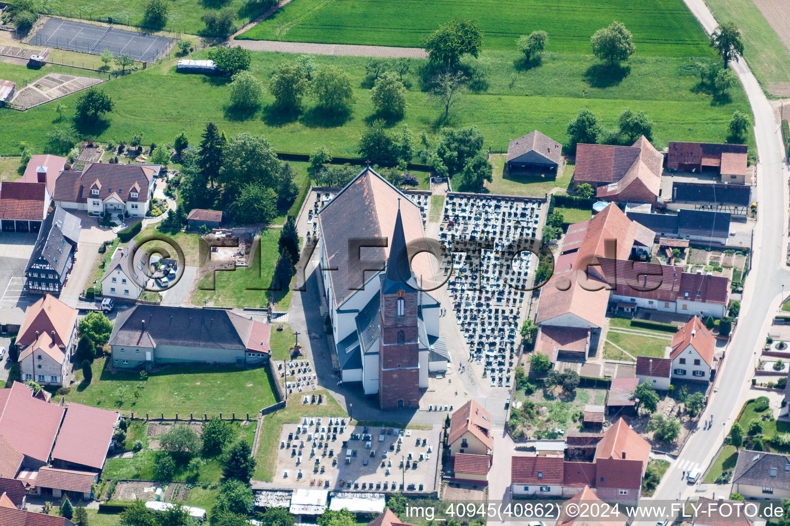 Photographie aérienne de Bâtiment d'église au centre du village à Schleithal dans le département Bas Rhin, France