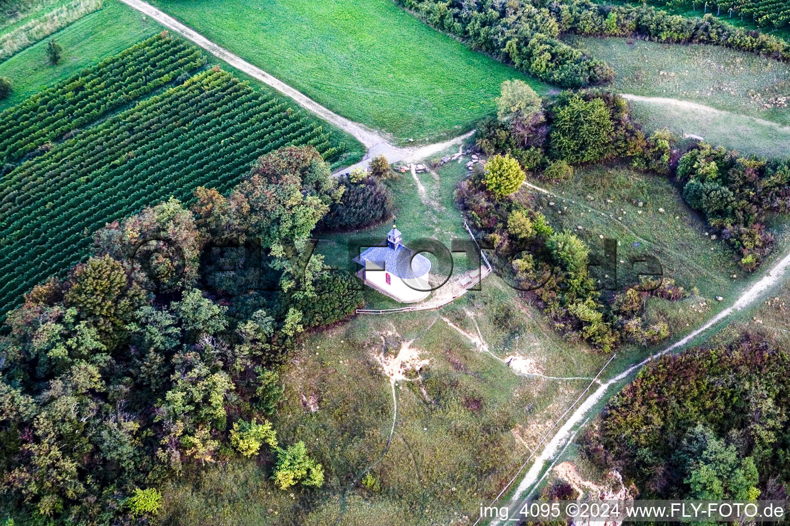 Chapelle dans la réserve naturelle de Kleine Kalmit à le quartier Ilbesheim in Ilbesheim bei Landau in der Pfalz dans le département Rhénanie-Palatinat, Allemagne d'en haut