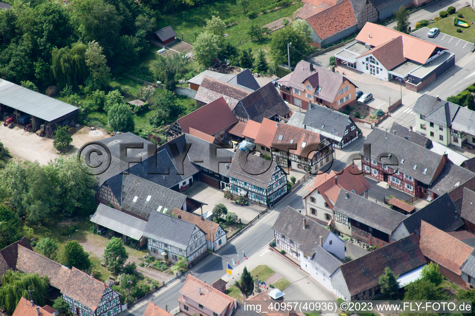 Niederlauterbach dans le département Bas Rhin, France du point de vue du drone