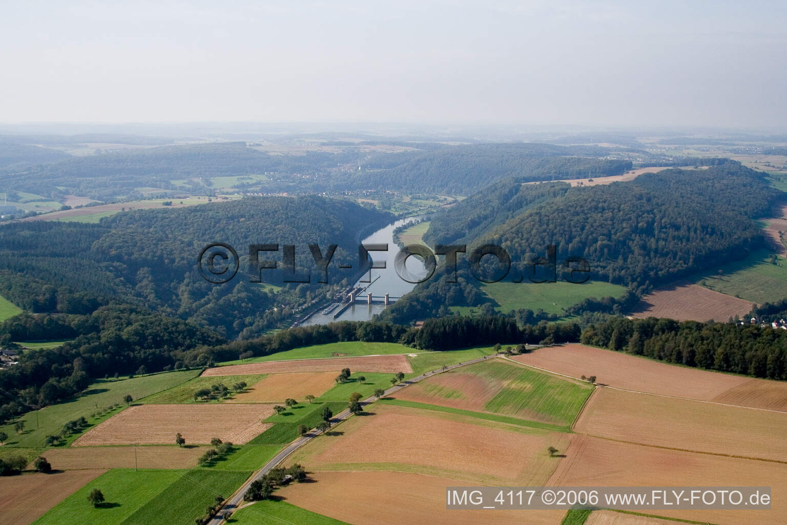 Vue aérienne de Écluse dans la vallée du Neckar à Neckargerach dans le département Bade-Wurtemberg, Allemagne