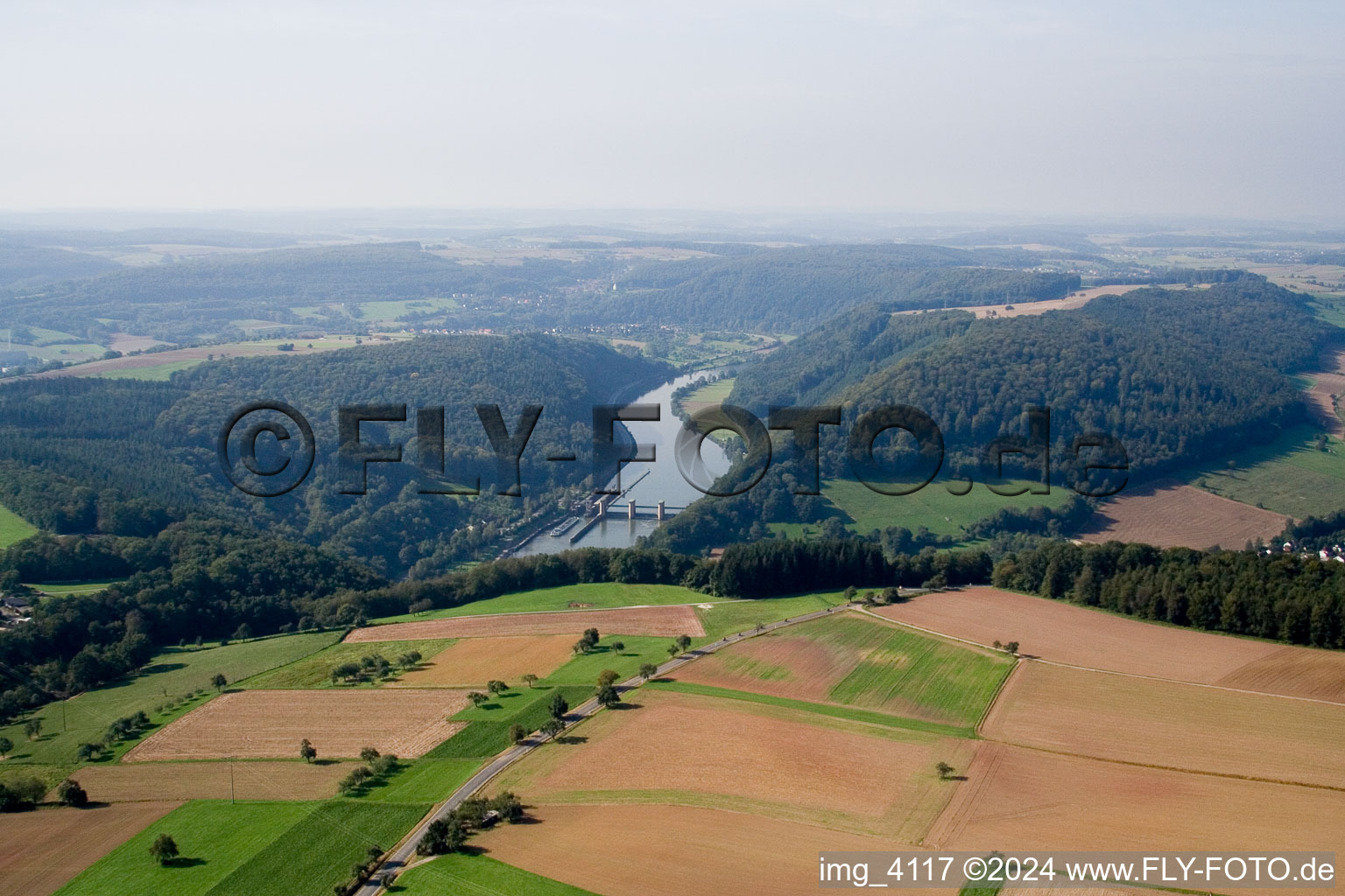 Vue aérienne de Écluse dans la vallée du Neckar à le quartier Guttenbach in Neckargerach dans le département Bade-Wurtemberg, Allemagne