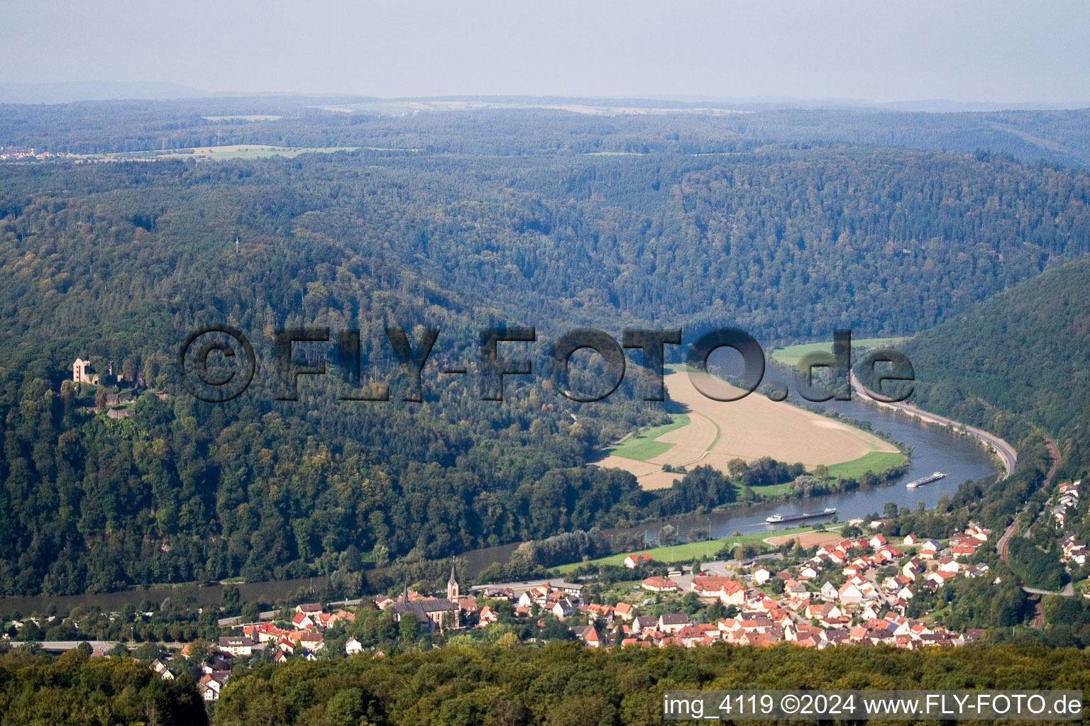 Neckargerach dans le département Bade-Wurtemberg, Allemagne vu d'un drone