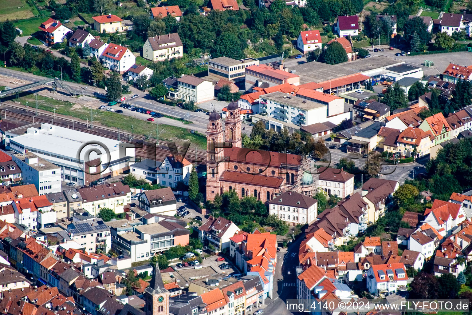 Vue aérienne de Bâtiment de l'église Népomucène au centre du village à Eberbach dans le département Bade-Wurtemberg, Allemagne