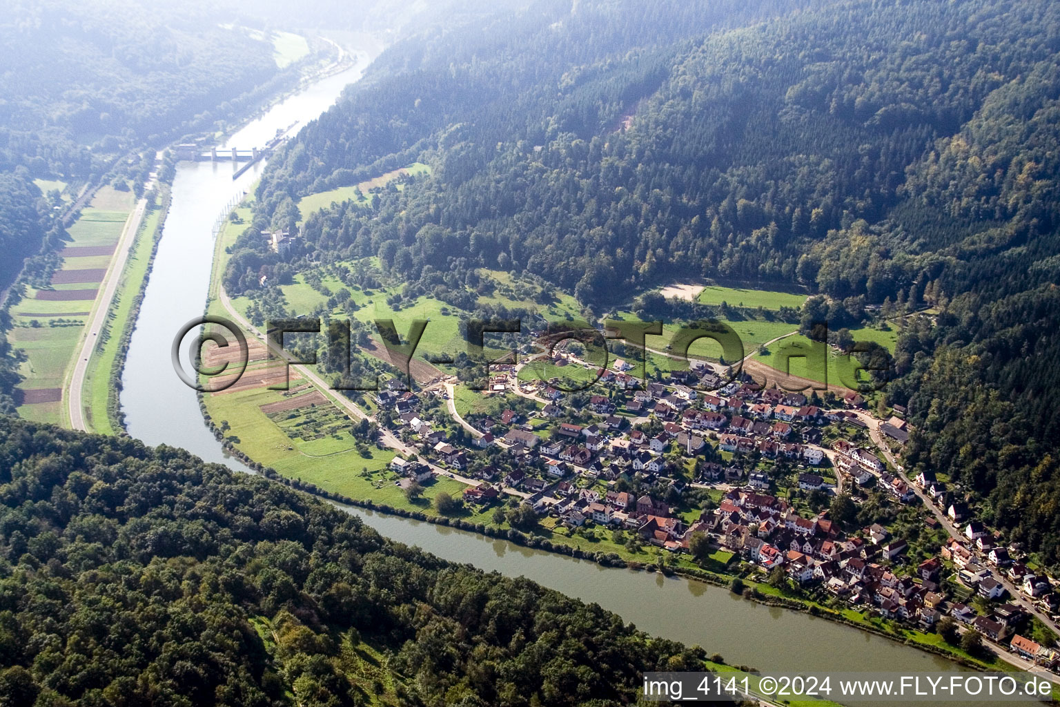 Vue aérienne de Zones riveraines du Neckar à le quartier Rockenau in Eberbach dans le département Bade-Wurtemberg, Allemagne