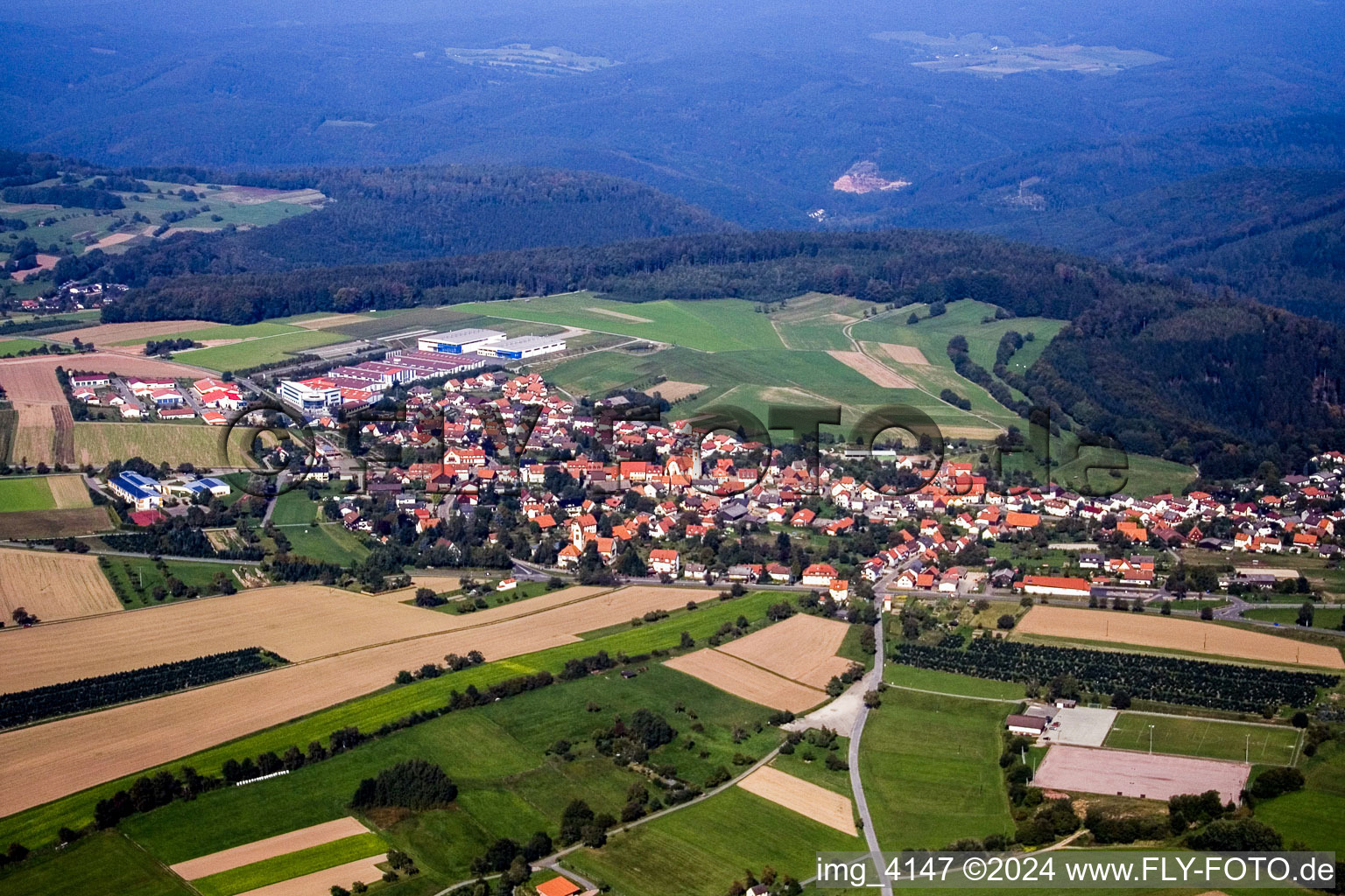 Vue aérienne de Waldbrunn-Strümpfelbrunn à Strümpfelbrunn dans le département Bade-Wurtemberg, Allemagne