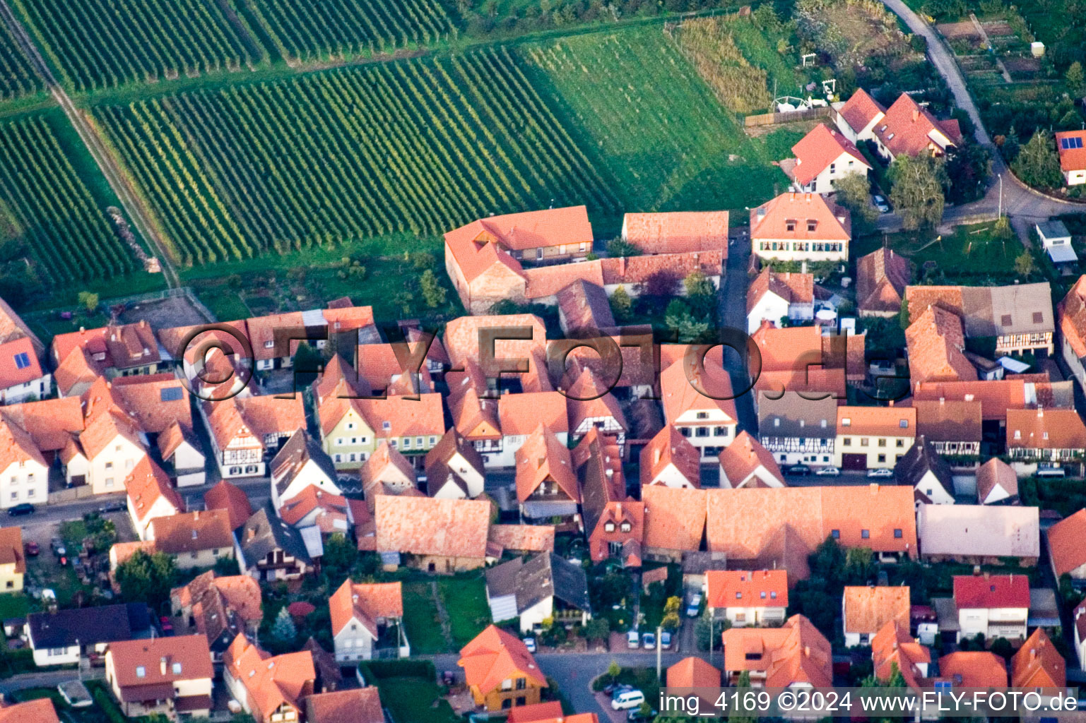 Quartier Schweigen in Schweigen-Rechtenbach dans le département Rhénanie-Palatinat, Allemagne du point de vue du drone