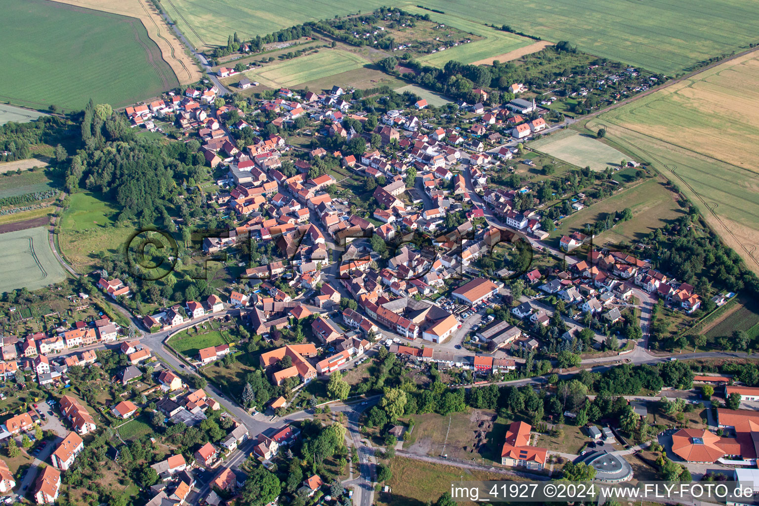 Vue aérienne de Village - vue dans Weddersleben à le quartier Weddersleben in Thale dans le département Saxe-Anhalt, Allemagne