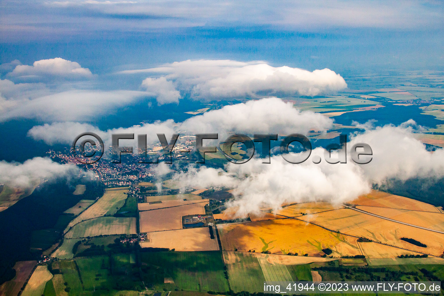 Vue aérienne de De l'est sous les nuages à Blankenburg dans le département Saxe-Anhalt, Allemagne
