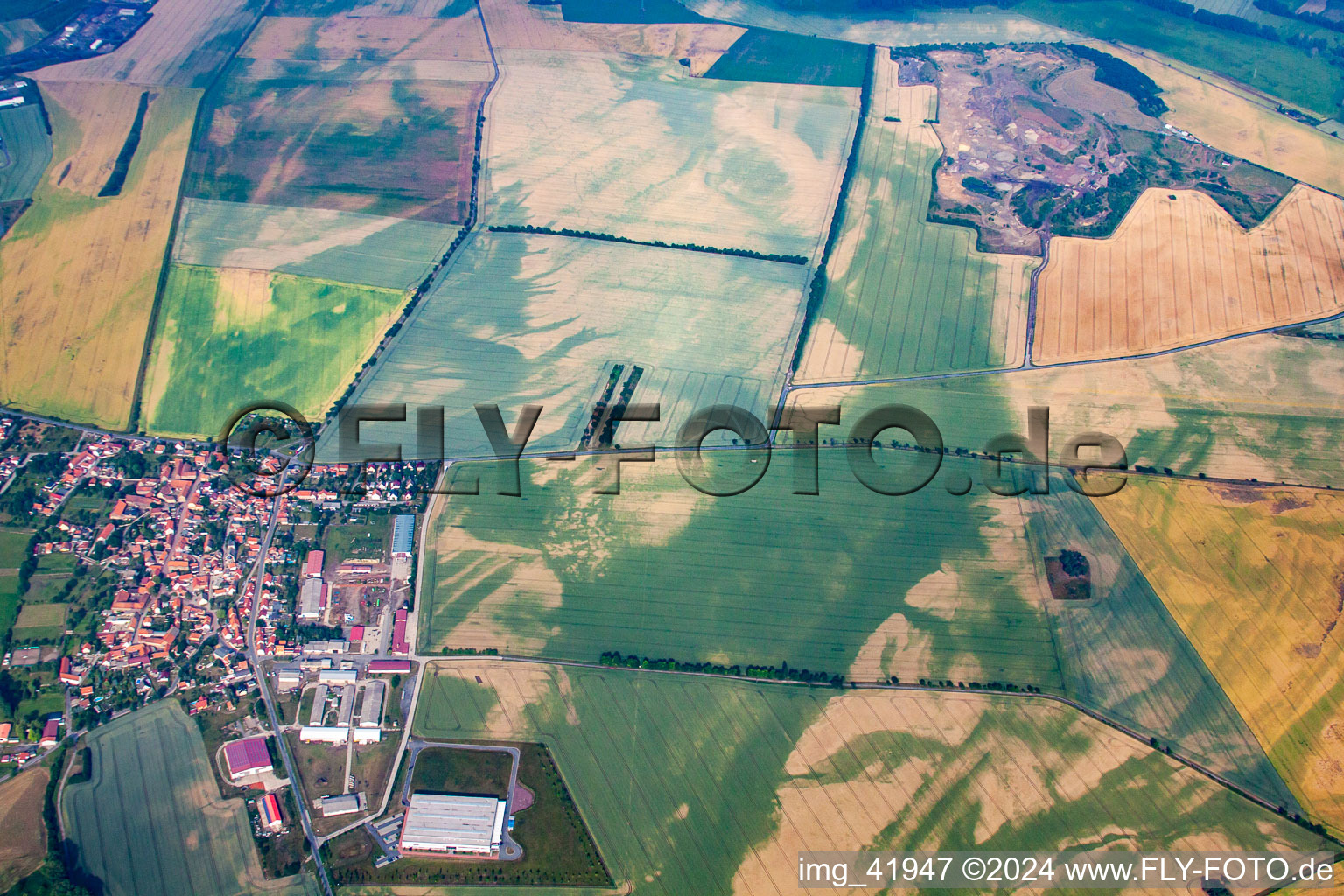 Vue aérienne de Structures dans les champs agricoles causées par l'érosion des sols et l'eau à le quartier Warnstedt in Thale dans le département Saxe-Anhalt, Allemagne