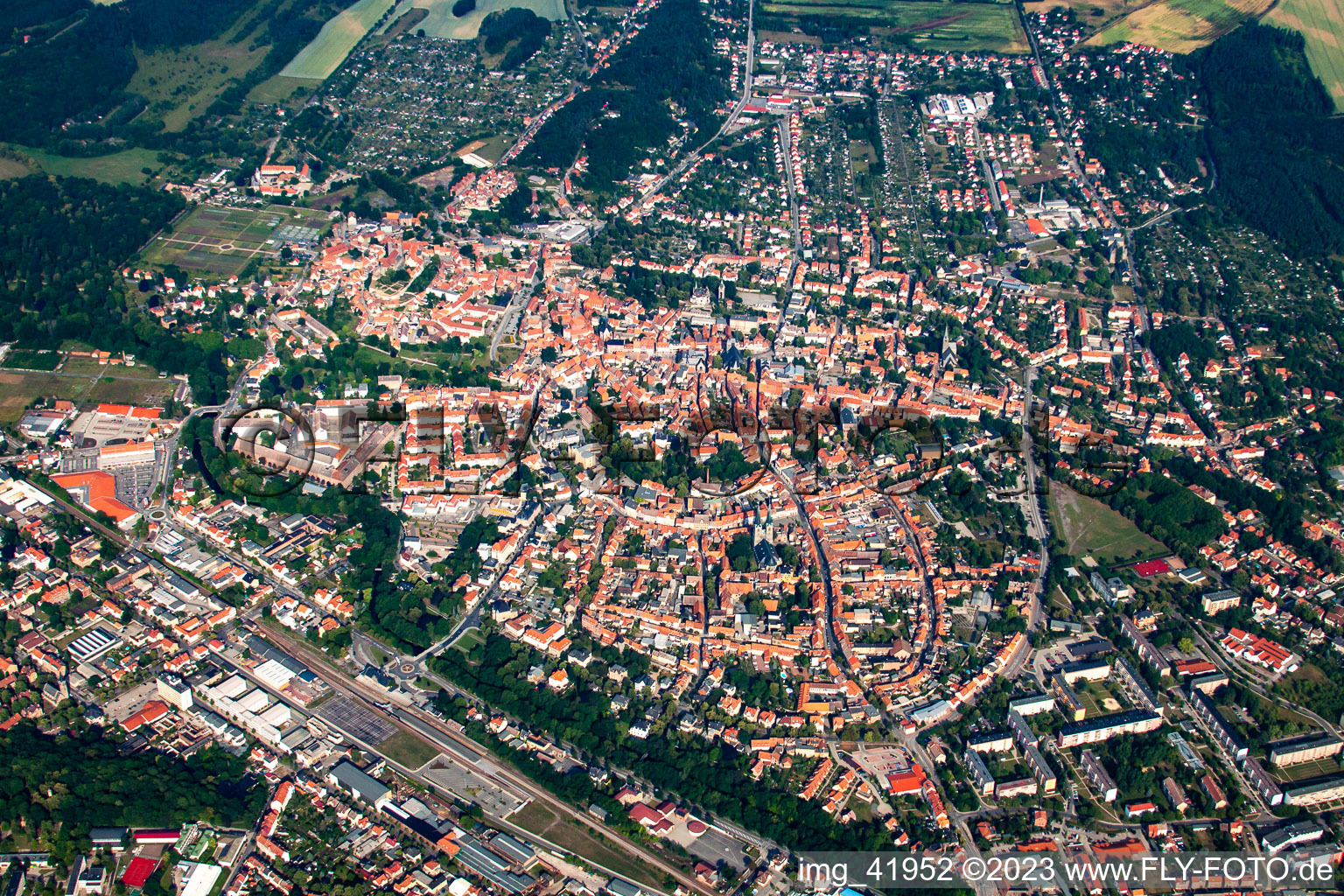 Vue aérienne de Rue large à Quedlinburg dans le département Saxe-Anhalt, Allemagne