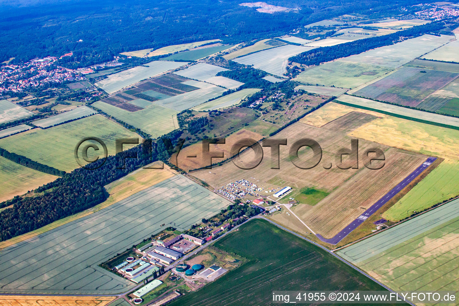 Vue aérienne de Aéroport Ballenstedt/Quedlinbourg à le quartier Asmusstedt in Ballenstedt dans le département Saxe-Anhalt, Allemagne