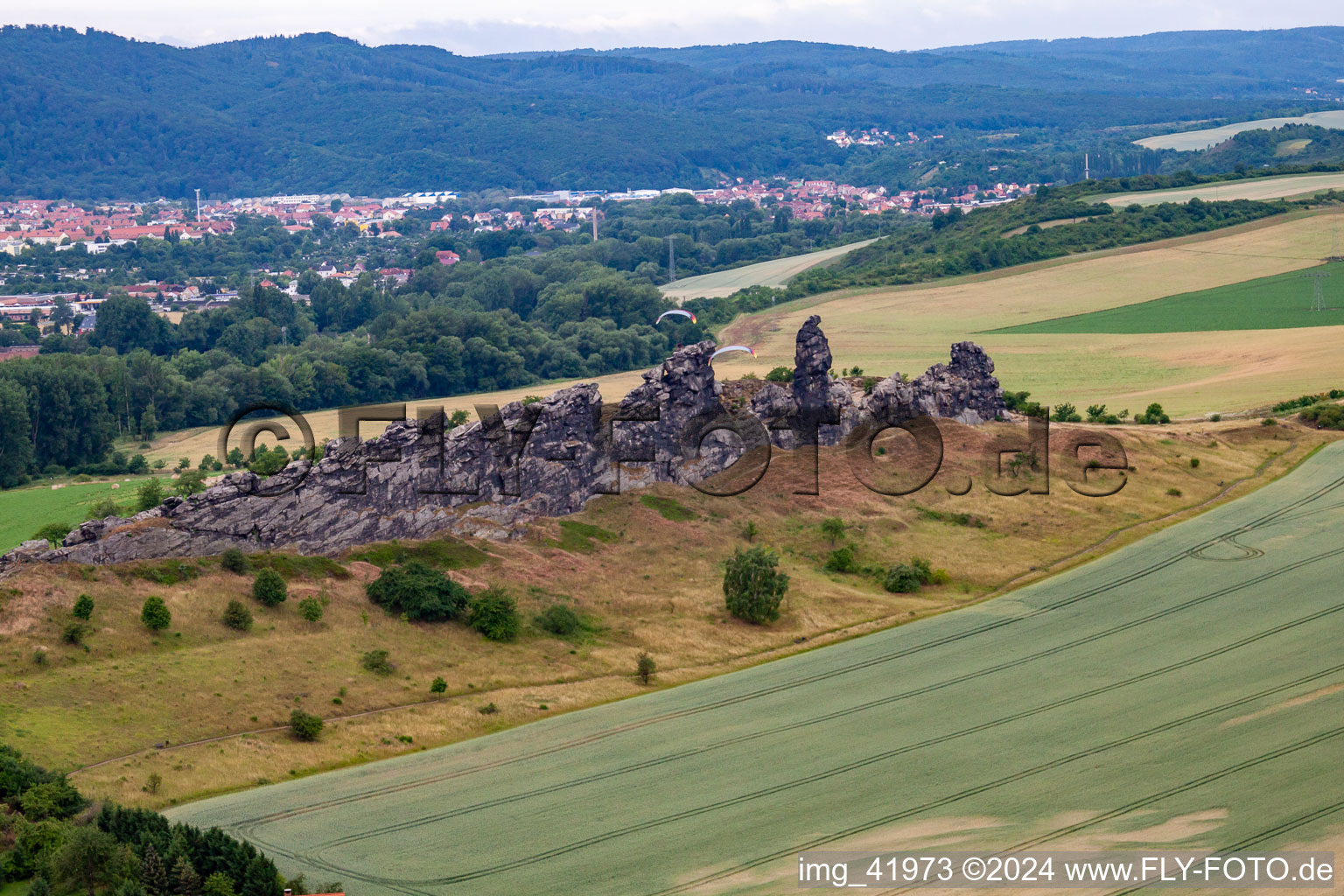 Vue d'oiseau de Mur du Diable (Königsstein) à le quartier Weddersleben in Thale dans le département Saxe-Anhalt, Allemagne