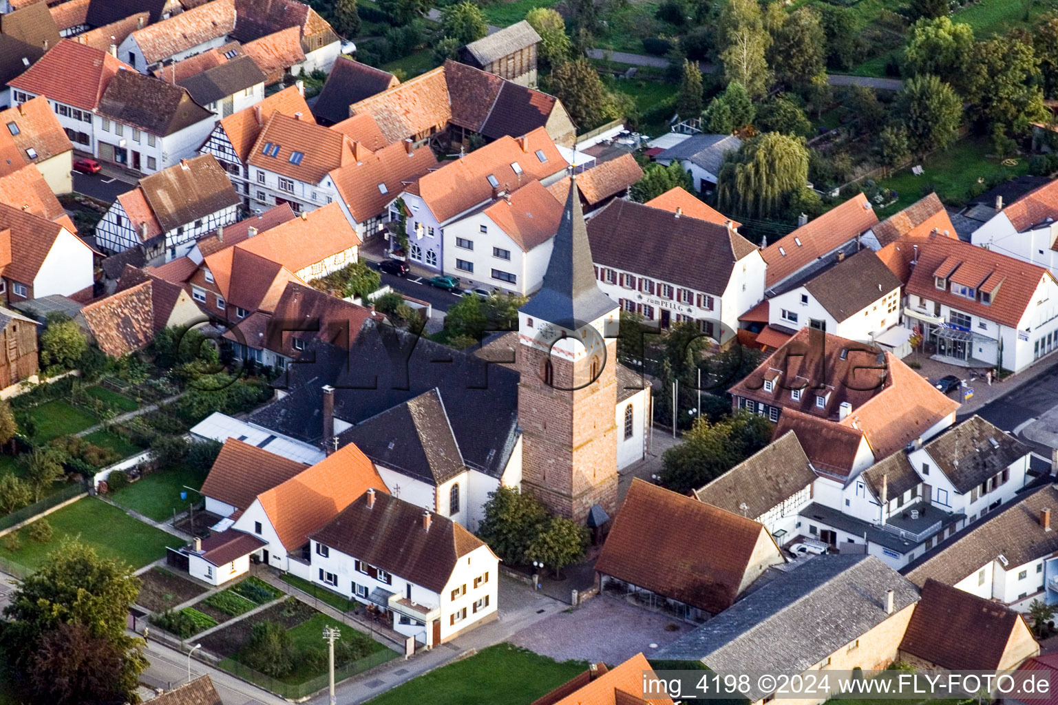 Vue aérienne de Église à le quartier Schaidt in Wörth am Rhein dans le département Rhénanie-Palatinat, Allemagne