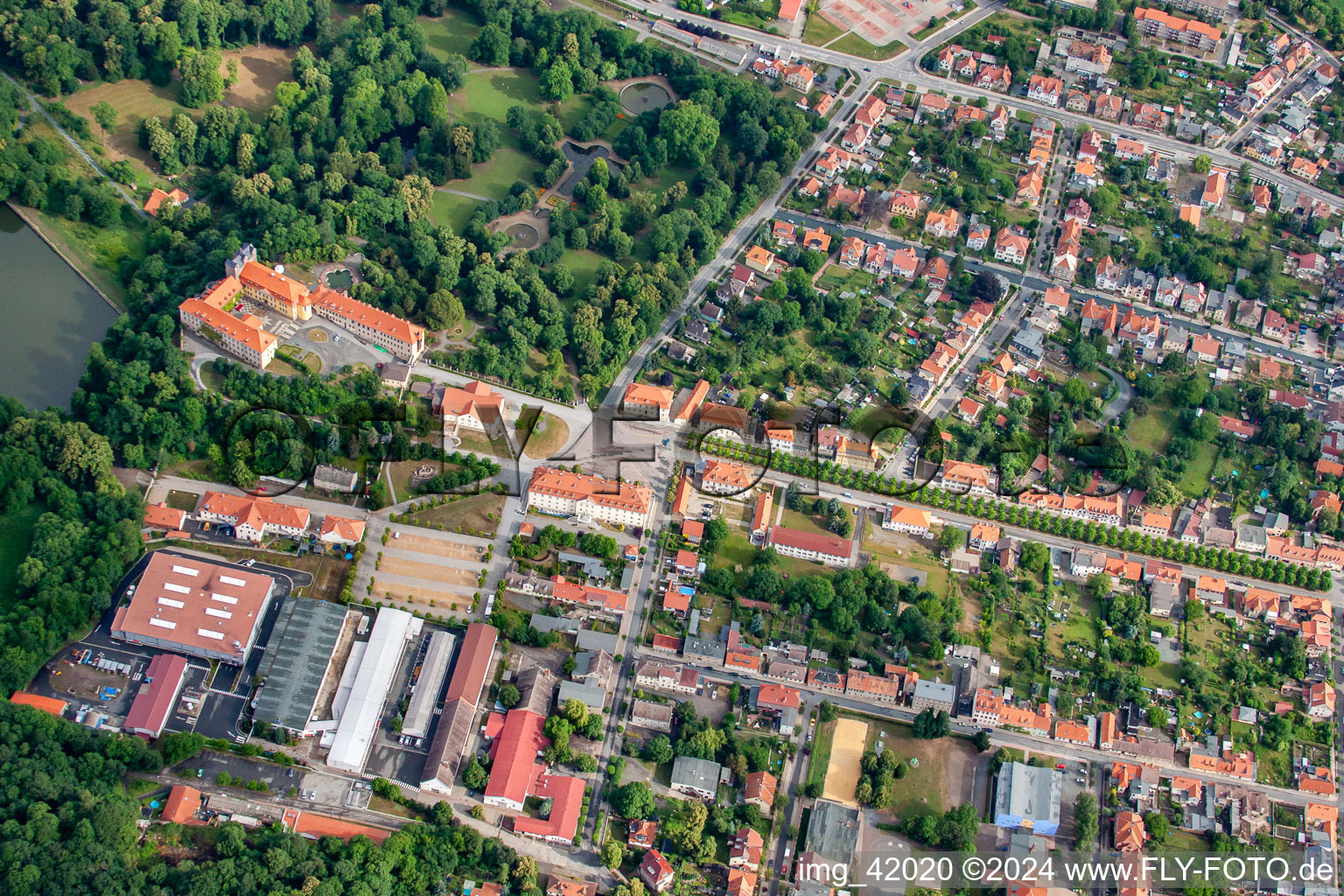 Photographie aérienne de Château et parc du château avec étang du château Ballenstedt à Ballenstedt dans le département Saxe-Anhalt, Allemagne