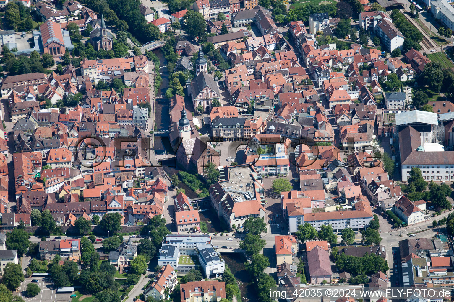 Vue aérienne de Église Saint-Martin à Ettlingen dans le département Bade-Wurtemberg, Allemagne