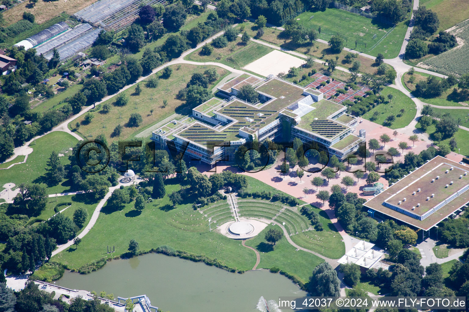 Vue aérienne de Horbachpark avec Horbachsee, école Anne-Frank et Albgauhalle à Ettlingen dans le département Bade-Wurtemberg, Allemagne