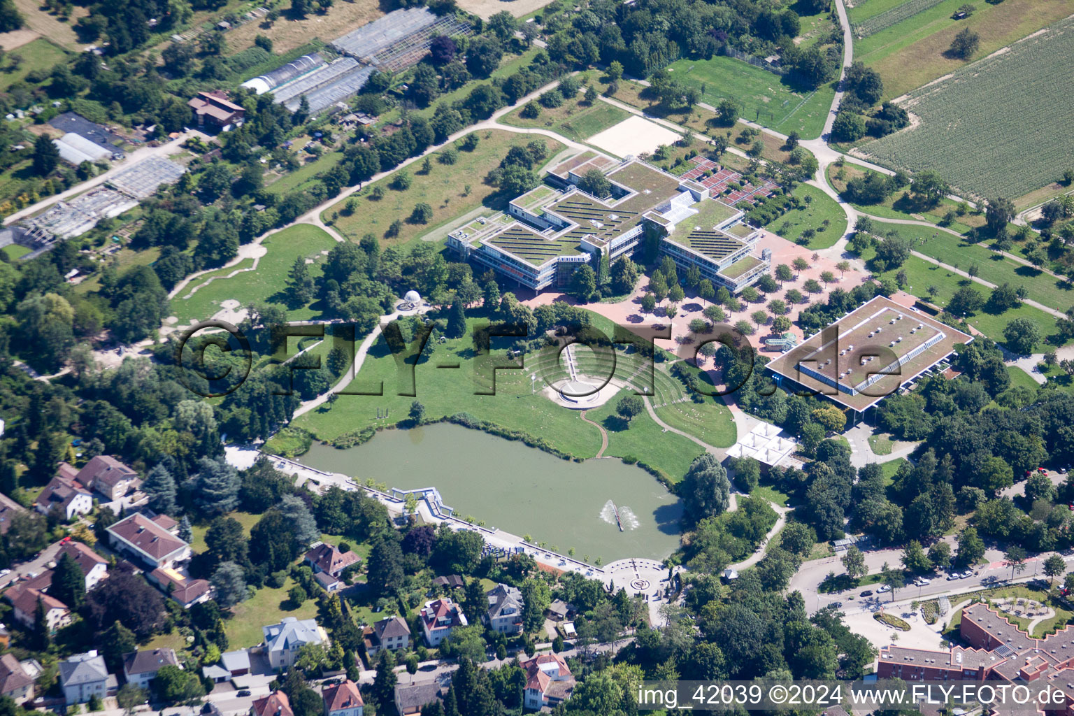 Vue aérienne de Horbachpark avec Horbachsee, école Anne-Frank et Albgauhalle à Ettlingen dans le département Bade-Wurtemberg, Allemagne