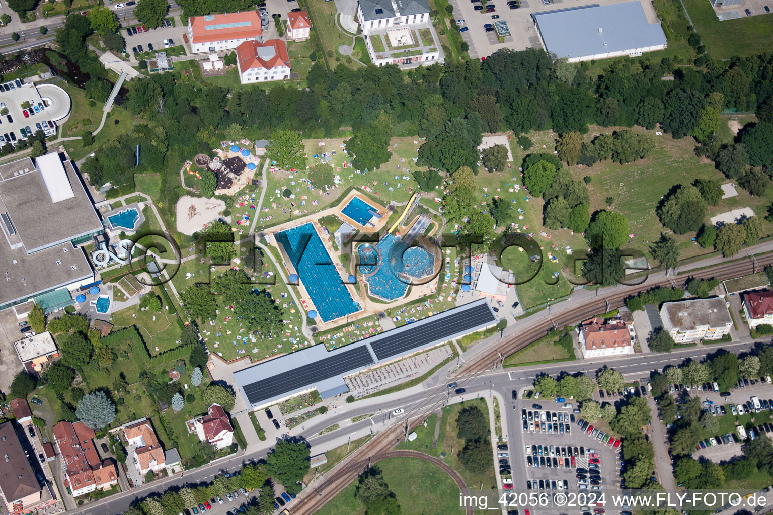 Vue aérienne de Baigneurs sur les pelouses de la piscine extérieure de l'Albgau Freibad à Ettlingen dans le département Bade-Wurtemberg, Allemagne