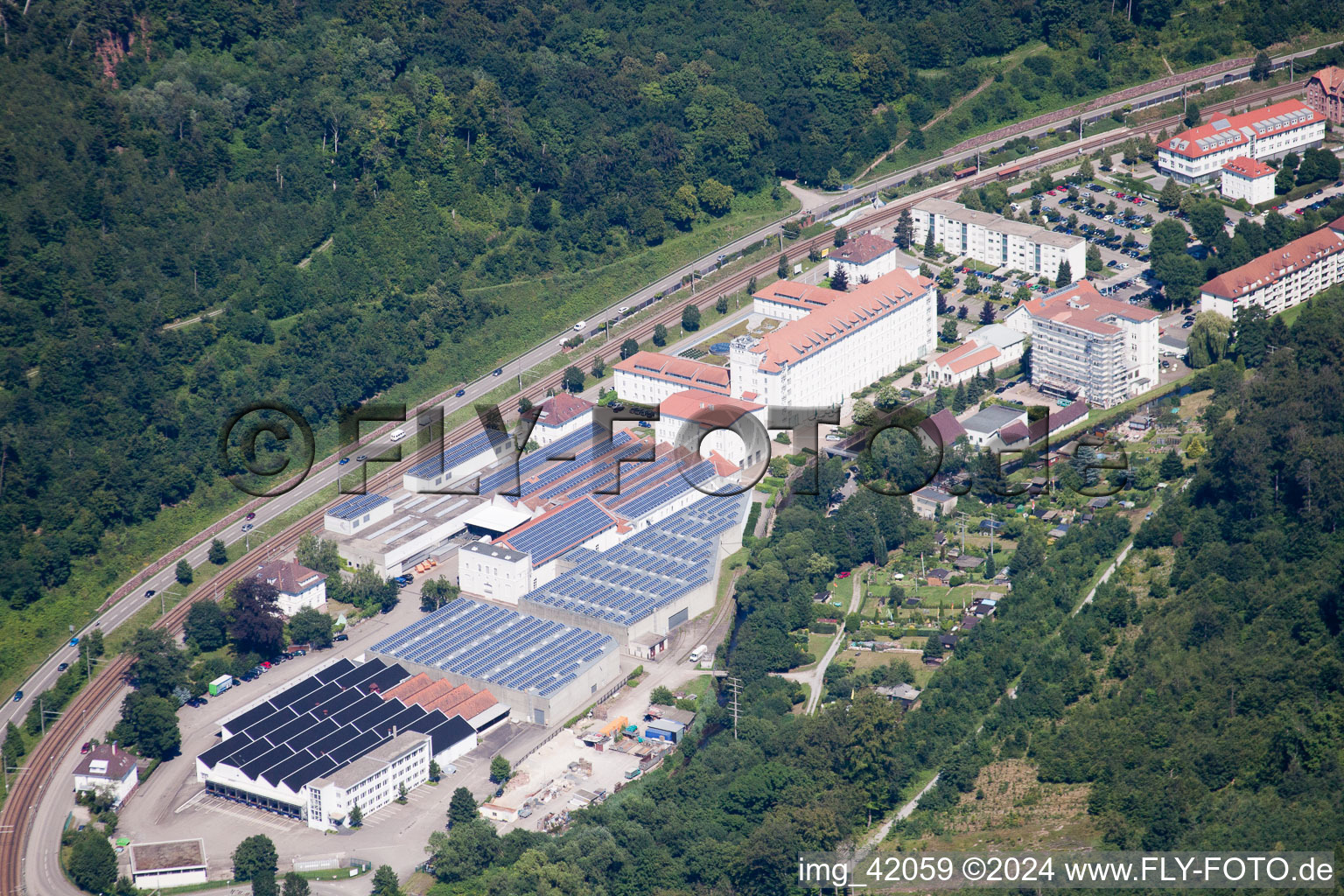 Vue aérienne de Zone industrielle et commerciale Ettlin Gewerbepark GmbH & Co. KG dans l'ancienne filature à Ettlingen dans le département Bade-Wurtemberg, Allemagne