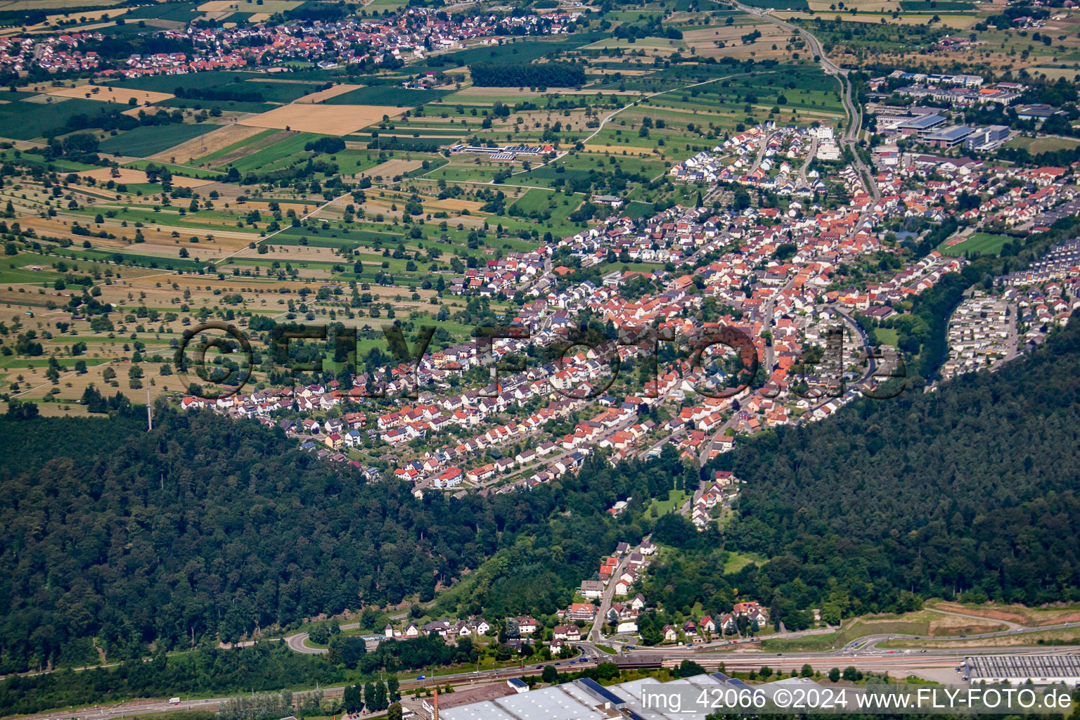 Vue aérienne de De l'ouest à le quartier Busenbach in Waldbronn dans le département Bade-Wurtemberg, Allemagne