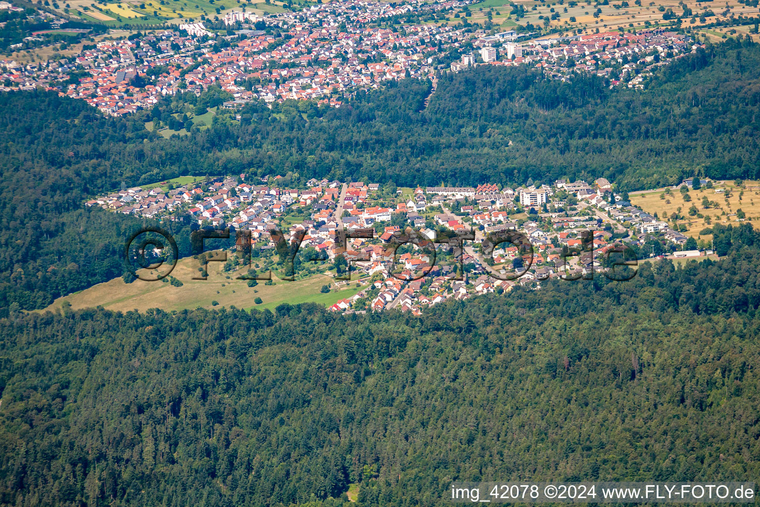 Vue aérienne de Du sud à le quartier Etzenrot in Waldbronn dans le département Bade-Wurtemberg, Allemagne