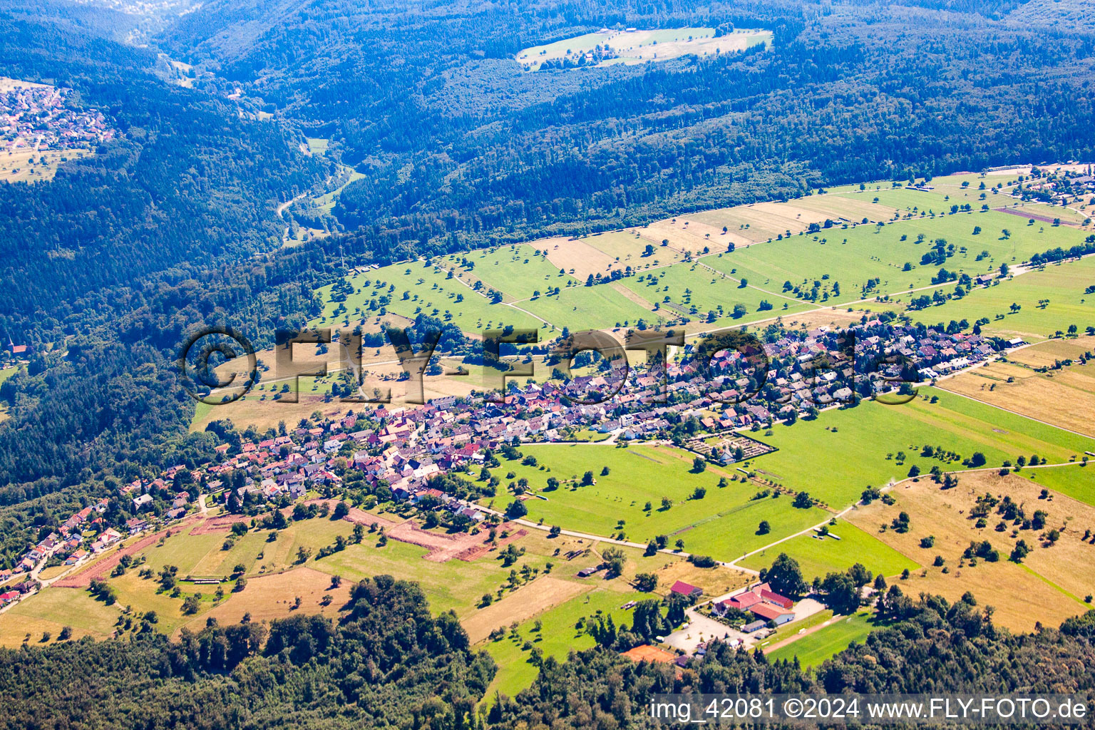 Vue aérienne de Du nord à le quartier Burbach in Marxzell dans le département Bade-Wurtemberg, Allemagne