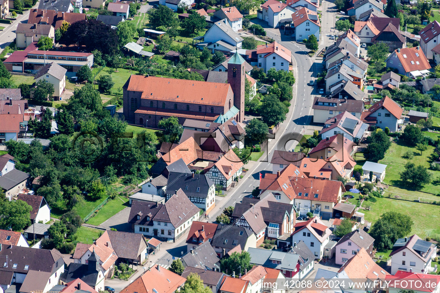 Vue aérienne de L'église Saint-Joseph à le quartier Pfaffenrot in Marxzell dans le département Bade-Wurtemberg, Allemagne