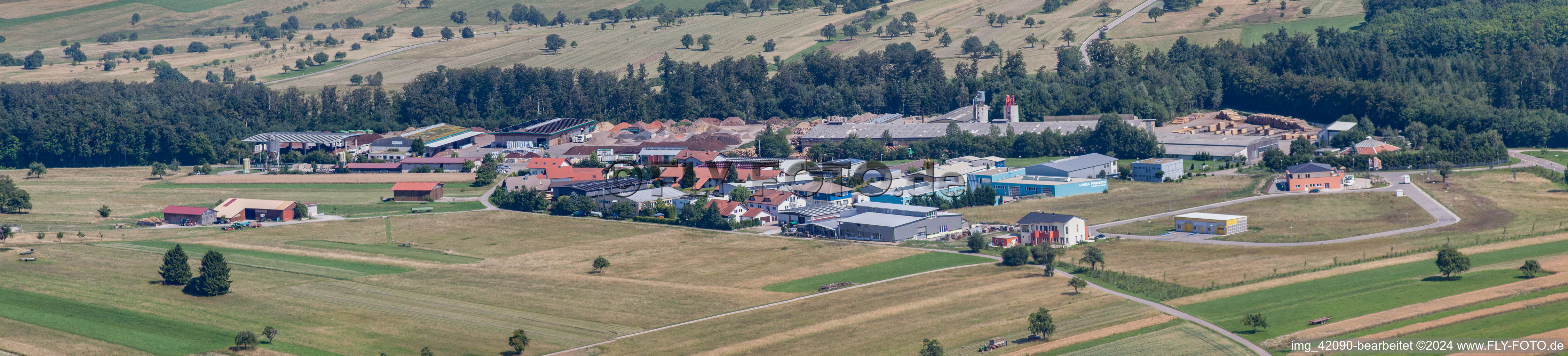 Vue aérienne de Panorama de la zone commerciale Im Schwarzenbusch à le quartier Pfaffenrot in Marxzell dans le département Bade-Wurtemberg, Allemagne