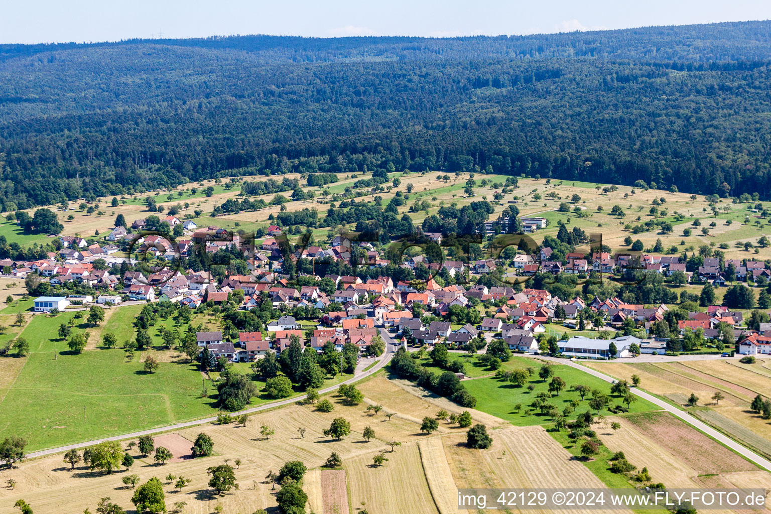 Vue aérienne de Vue sur le village à le quartier Langenalb in Straubenhardt dans le département Bade-Wurtemberg, Allemagne