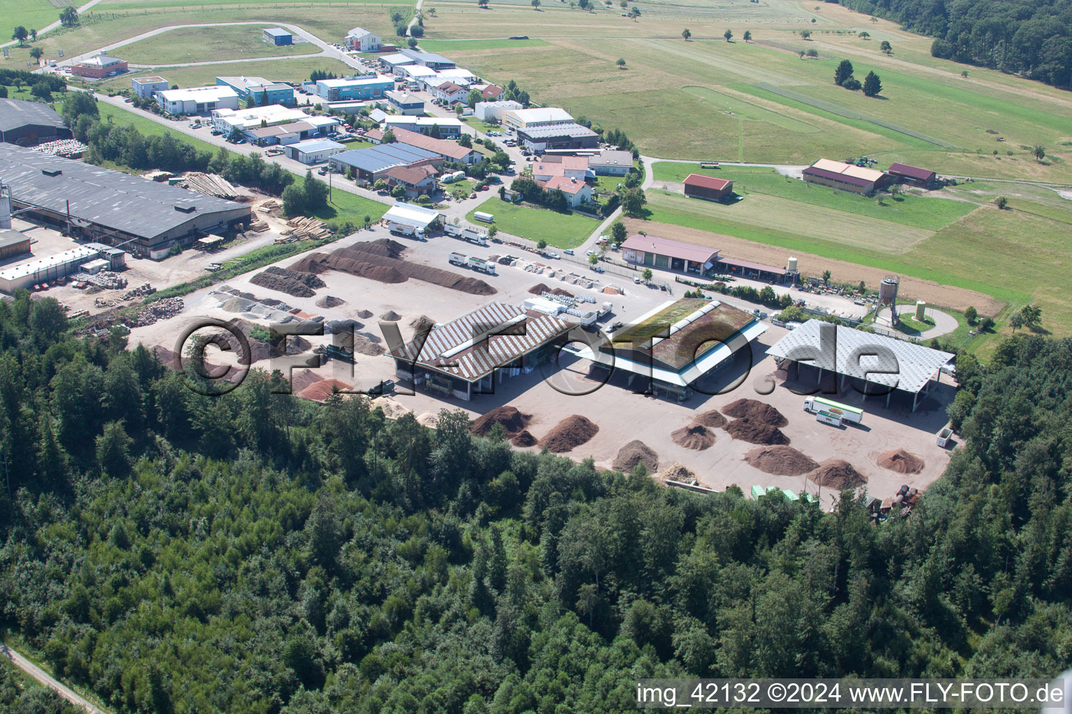 Vue aérienne de Corthum – Erdenwerk Forst Humus GmbH Im Schwarzenbusch 8, Marxzell-Pfaffenrot à le quartier Pfaffenrot in Marxzell dans le département Bade-Wurtemberg, Allemagne