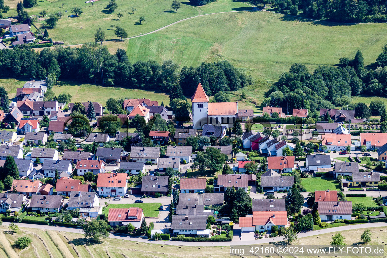 Vue aérienne de Bâtiment d'église au centre du village à le quartier Langenalb in Straubenhardt dans le département Bade-Wurtemberg, Allemagne