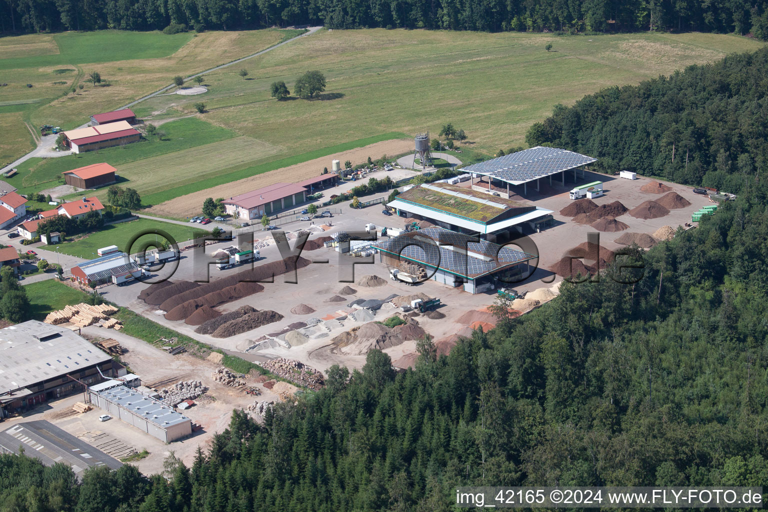 Photographie aérienne de Corthum – Erdenwerk Forst Humus GmbH Im Schwarzenbusch 8, Marxzell-Pfaffenrot à le quartier Pfaffenrot in Marxzell dans le département Bade-Wurtemberg, Allemagne