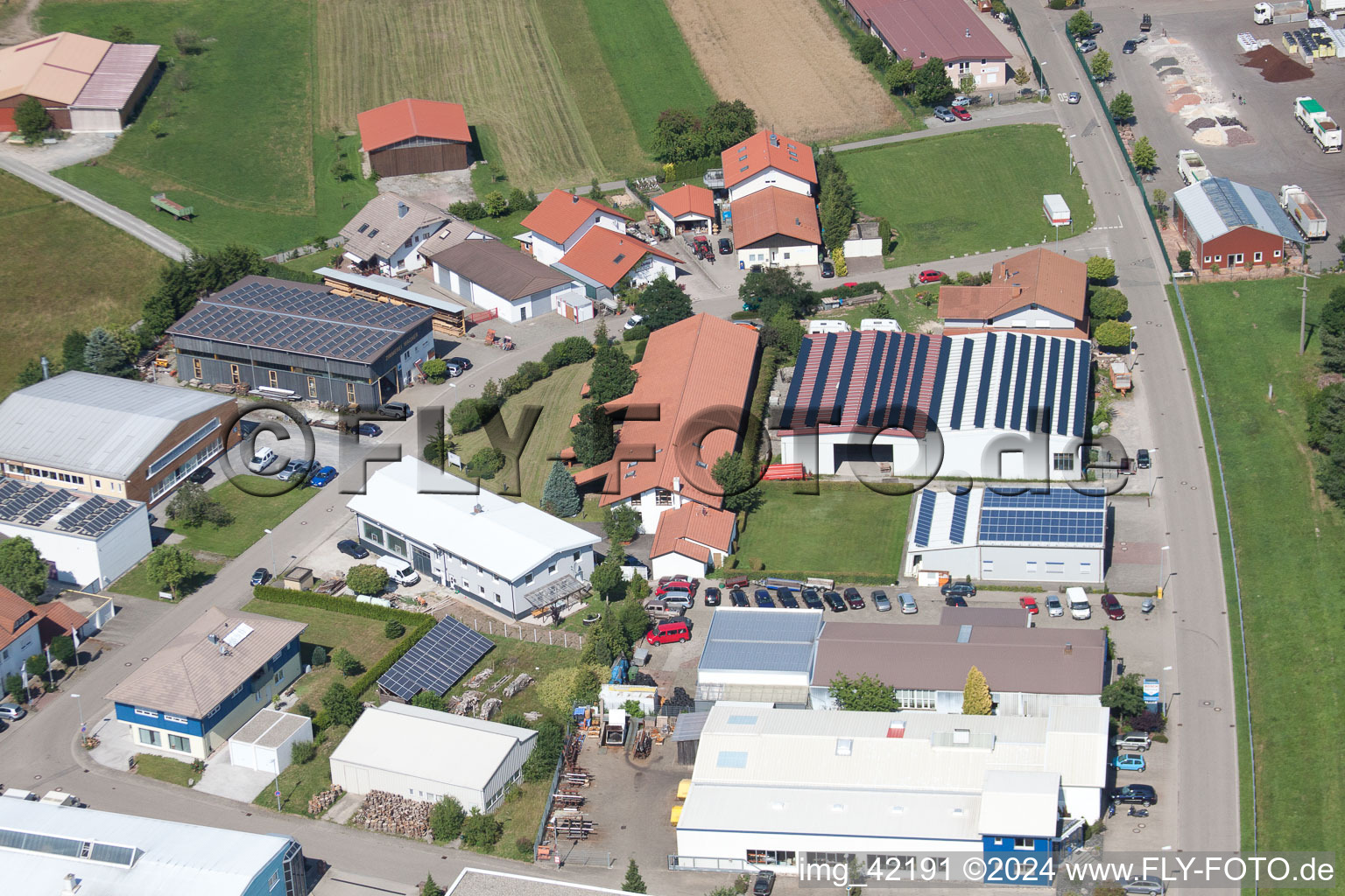 Zone commerciale à Schwarzenbusch à le quartier Pfaffenrot in Marxzell dans le département Bade-Wurtemberg, Allemagne d'en haut