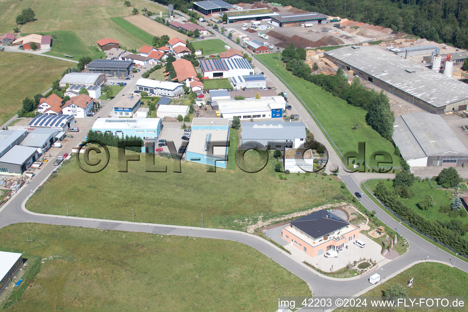 Zone commerciale à Schwarzenbusch à le quartier Pfaffenrot in Marxzell dans le département Bade-Wurtemberg, Allemagne hors des airs