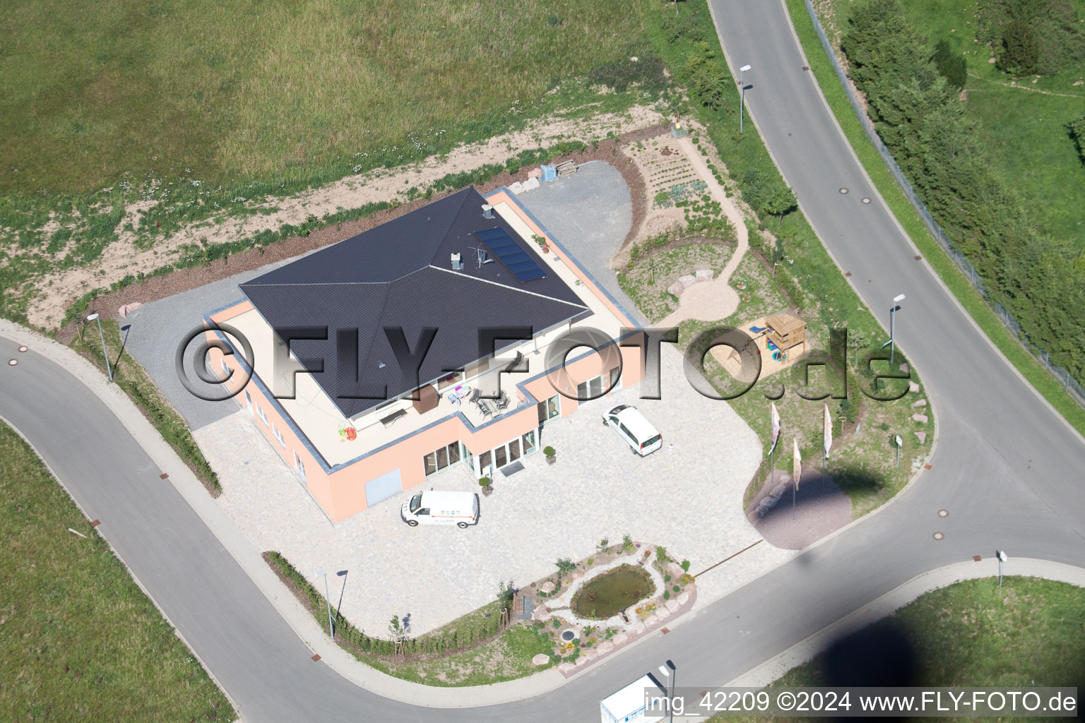 Vue d'oiseau de Zone commerciale à Schwarzenbusch à Pfaffenrot dans le département Bade-Wurtemberg, Allemagne