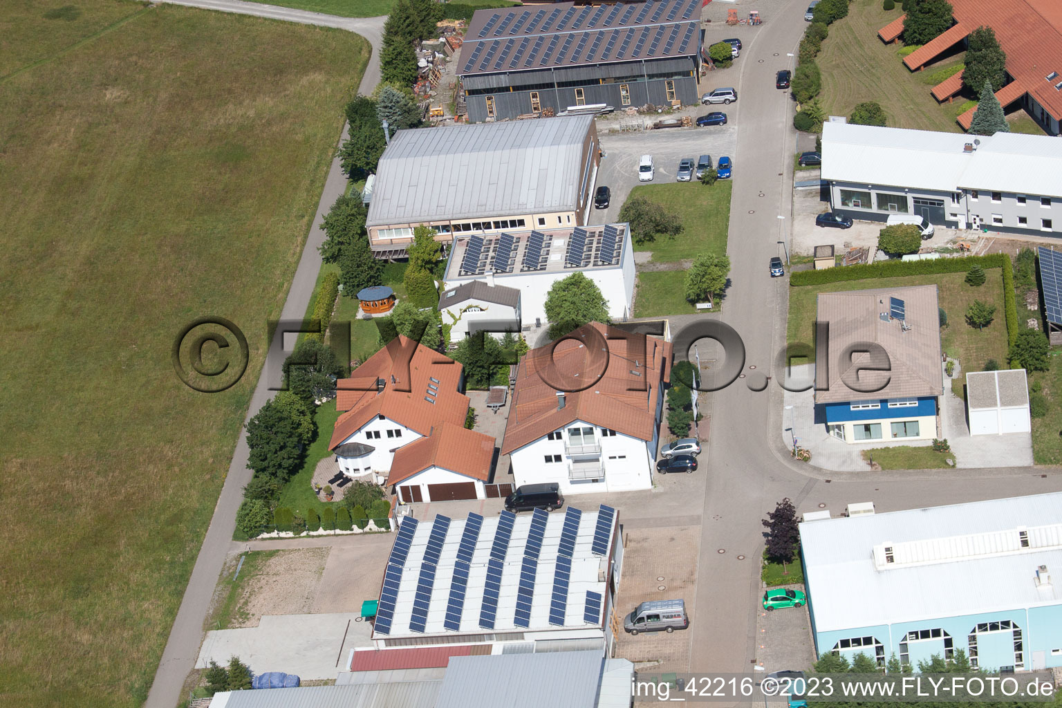 Zone commerciale à Schwarzenbusch à Pfaffenrot dans le département Bade-Wurtemberg, Allemagne du point de vue du drone