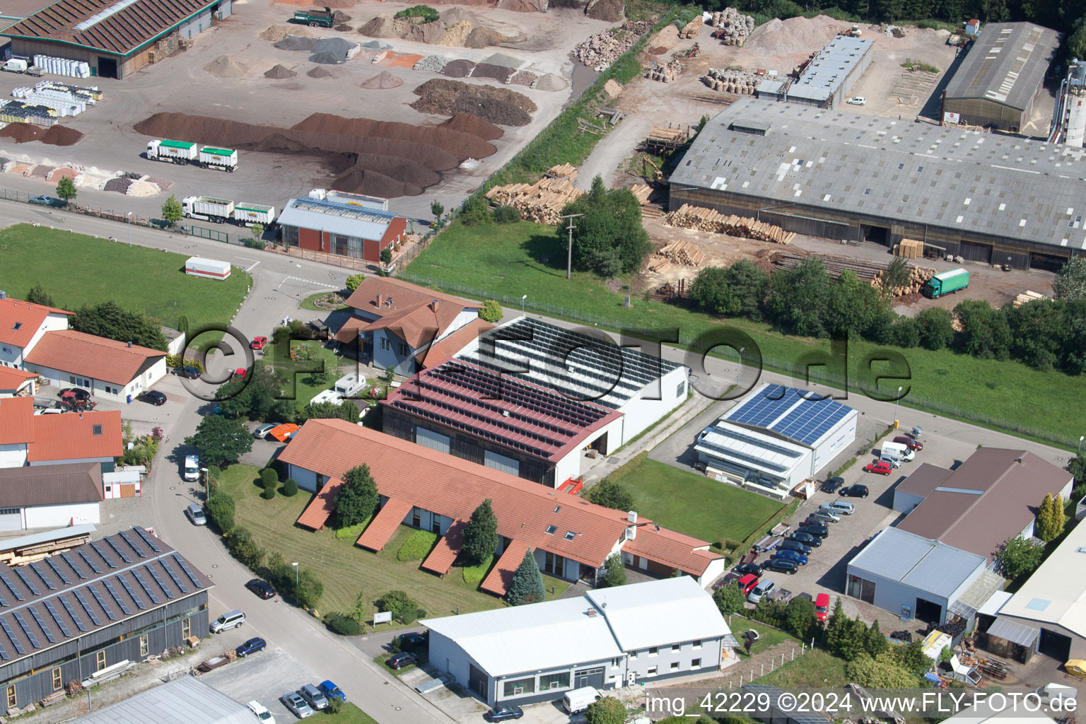 Zone commerciale à Schwarzenbusch à le quartier Pfaffenrot in Marxzell dans le département Bade-Wurtemberg, Allemagne depuis l'avion