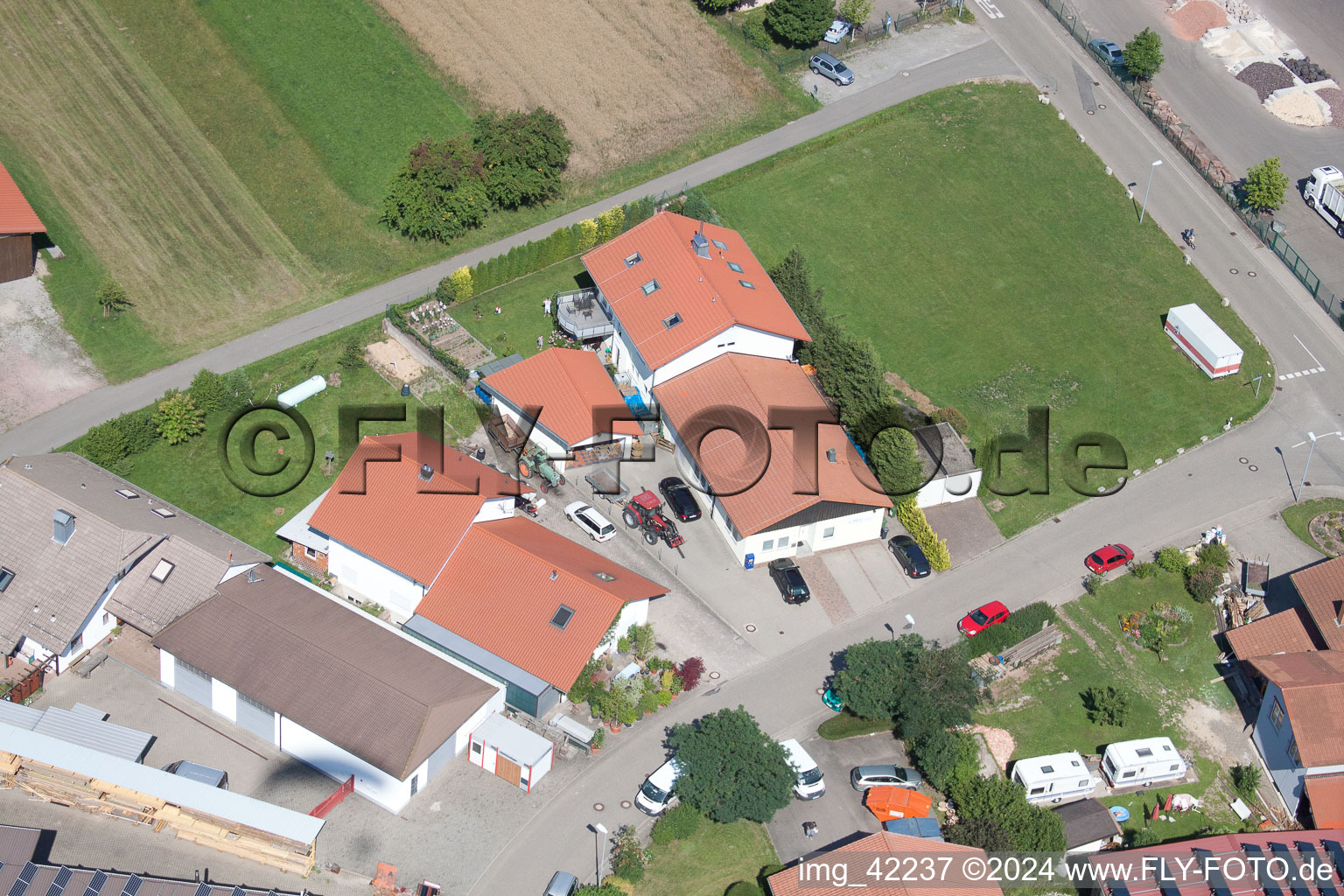 Zone commerciale à Schwarzenbusch à le quartier Pfaffenrot in Marxzell dans le département Bade-Wurtemberg, Allemagne vue du ciel